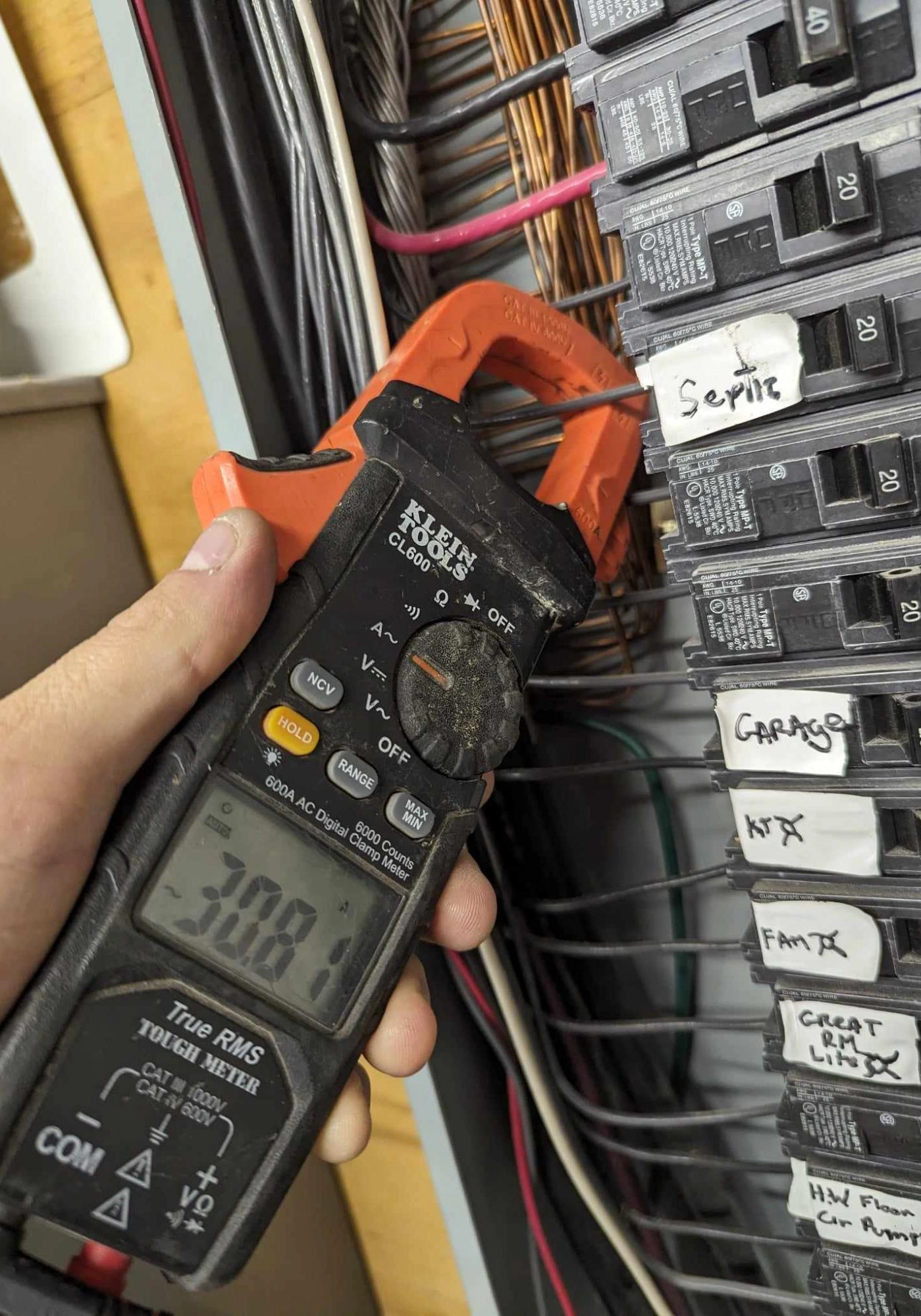 klein tools cl600 digital clamp meter in use