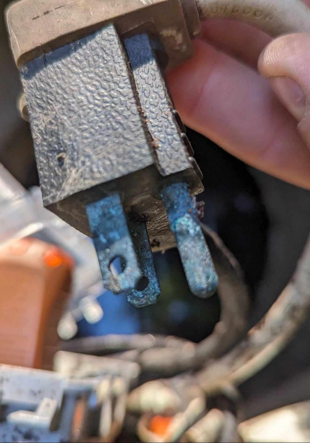 close up of a damaged 3-prong plug